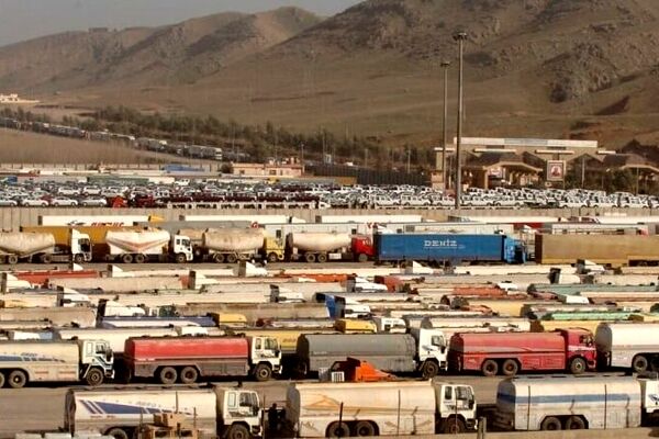 ابهام در سرنوشت راننده‌های بلاتکلیف در افغانستان / هشدار گرسنگی برای راننده‌های ایرانی و عراقی در «پارکینگ نیمروز»