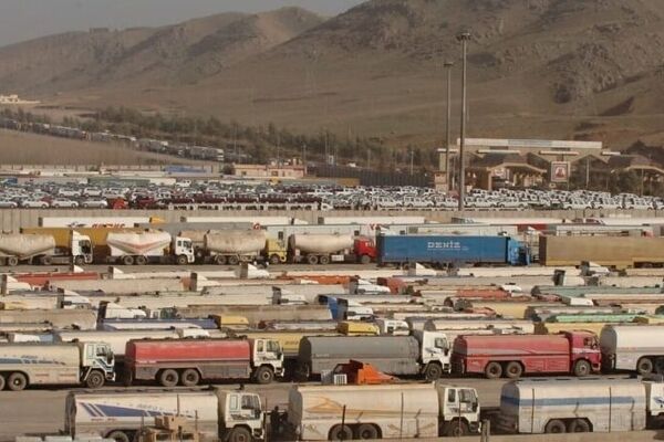 ابهام در سرنوشت راننده‌های بلاتکلیف در افغانستان / هشدار گرسنگی برای راننده‌های ایرانی و عراقی در «پارکینگ نیمروز»