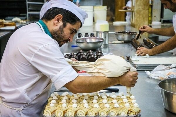 داشتن قنادی، دیگر توجیه اقتصادی ندارد / کارگران می‌گویند ترجیح می‌دهیم پیک موتوری باشیم، اما در قنادی کار نکنیم