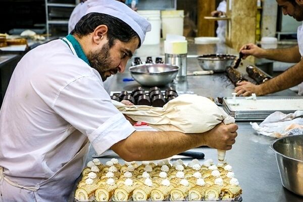 داشتن قنادی، دیگر توجیه اقتصادی ندارد / کارگران می‌گویند ترجیح می‌دهیم پیک موتوری باشیم، اما در قنادی کار نکنیم
