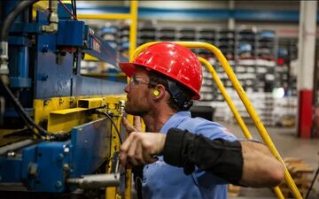 رنج مضاعف هزینه‌های درمان بر دوش کارگران/ جای خالی گرانی دارو در مصوبات مزدی