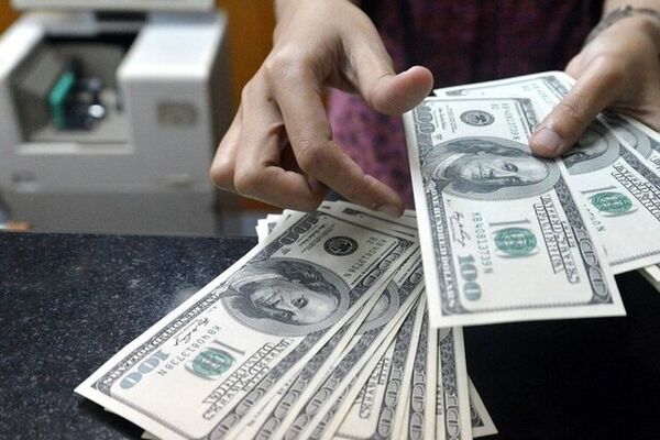 موتور کاهش ارزش پول ملی همچنان فعال است/قیمت‌گذاری دستوری راهکار ثبات ارز نیست