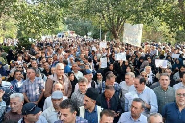 تجمع اعتراضی بازنشستگان فرهنگی مقابل مجلس