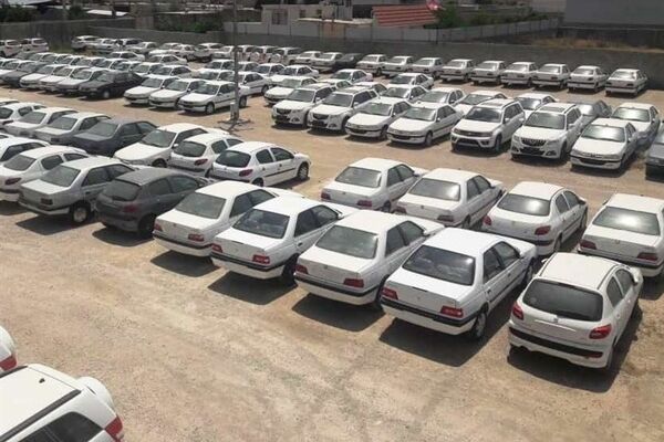 احتکار خودروسازان در سکوت نهادهای نظارتی / تغییر نقش دولت از ناظر به عامل