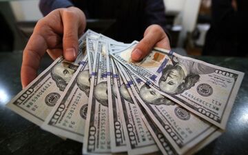 افت ناچیز قیمت دلار در بازار آزاد