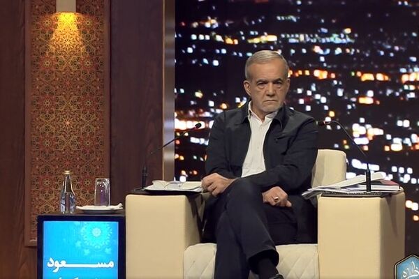  پزشکیان خطاب به ایزدی: شما اگر ادعای حل مشکلات مردم را با وجود تحریم ها دارید، باید گردنتان را بگذارید و مشکلات مردم  را حل کنید