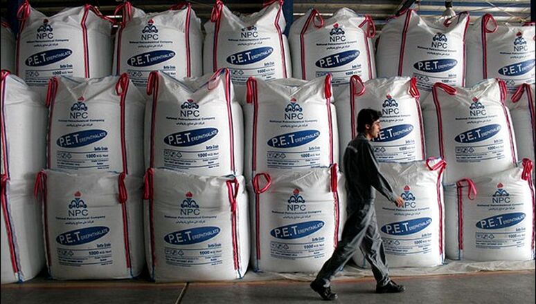 بار واردات مواد اولیه پتروشیمی بر دوش کولبران