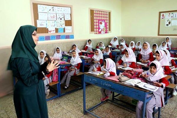 کدام گروه از معلمان هر ۳ماه یکبار حقوق می‌گیرند؟