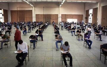 به تأخیر افتادن امتحانات نهایی 