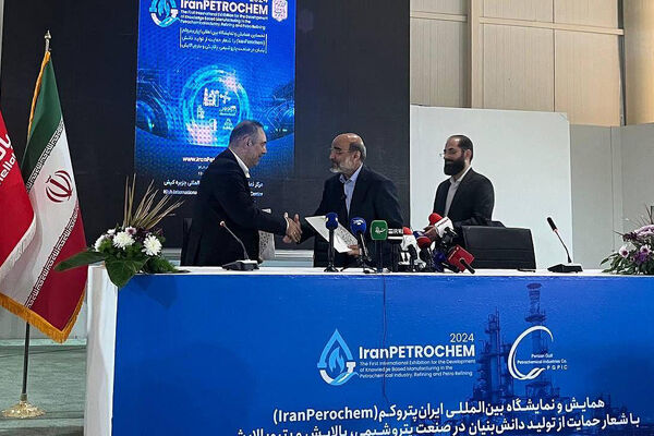 امضای تفاهمنامه ۴۵۰ هزار میلیارد ریالی بانک ملت و هلدینگ پتروشیمی خلیج فارس