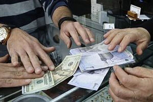 روند نامناسب عرضه ارز توسط بانک مرکزی در صرافی ها/فرصت طلائی دلال ها
