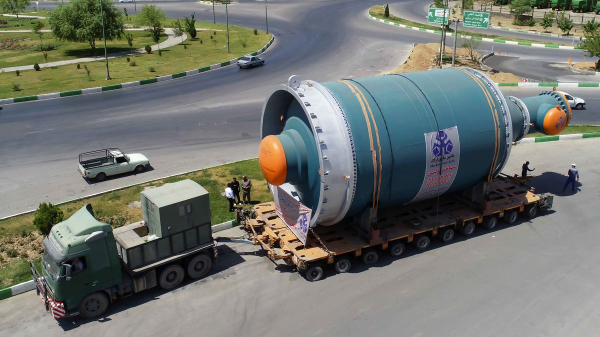 برای اولین بار در کشور؛ نخستین راکتور فوق سنگین ماشینسازی اراک در عسلویه نصب شد