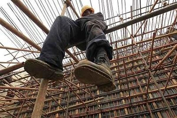 قانون بیمه کارگران ساختمانی زیر آور بی‌اعتنایی در اجرا / هنوز کسی را بیمه نکرده‌اند