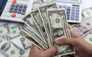 روز آرام بازار ارز/ قیمت دلار به کریدور ۷۰هزار تومان باز می‌گردد؟